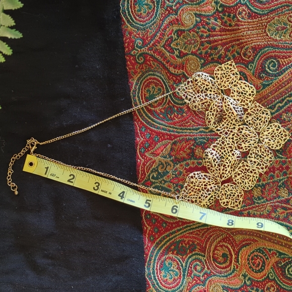 Gold Color Leaf Motif Costume Jewelry Necklace - Picture 3 of 3